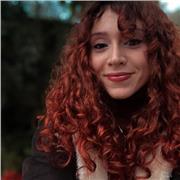 Diplomata al liceo classico e laureata in archeologia, propone ripetizioni in materie umanistiche